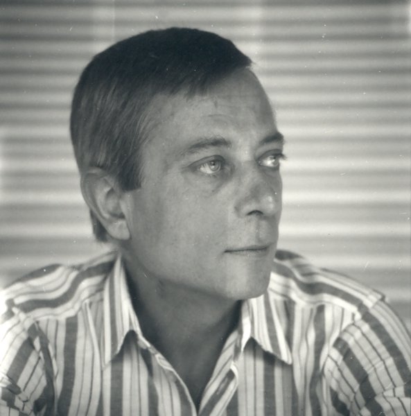 Homme de trois quart. Noir et blanc.