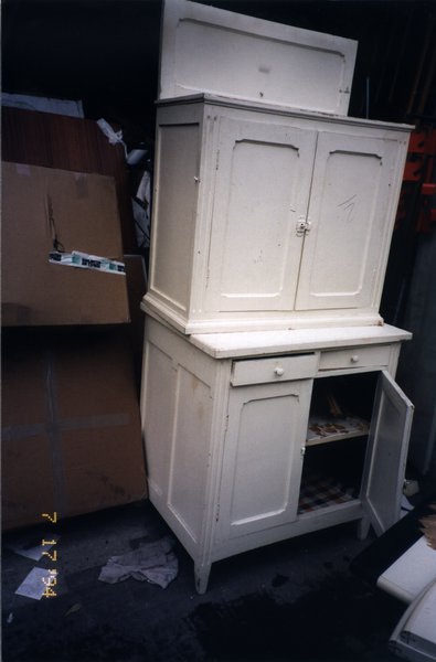 Vieux buffet de cuisine peint en blanc.
