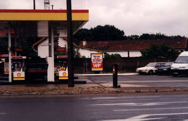 Station-service Shell en bord de route.
