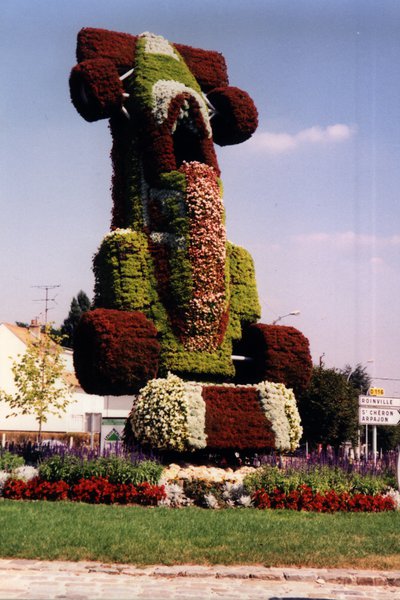 Monument tout en fleurs d’une voiture de course.