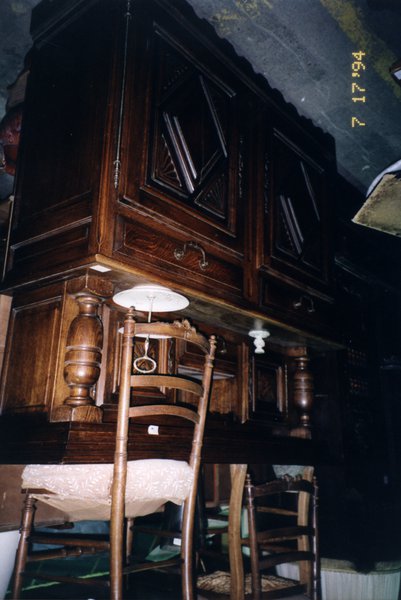 Buffet rustique et chaises.