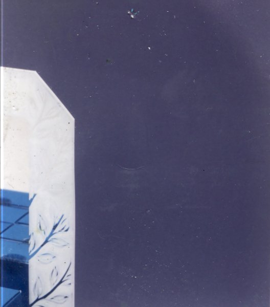 Façade d’immeuble sur fond de ciel bleu.