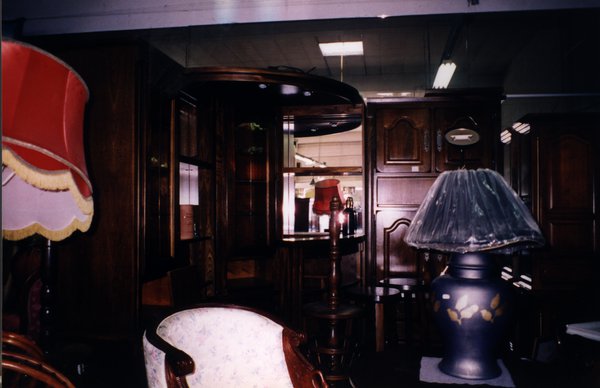 Fauteuil de salon et abats jours.