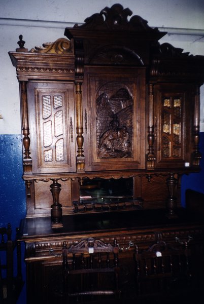 Buffet ancien en bois ouvragé.