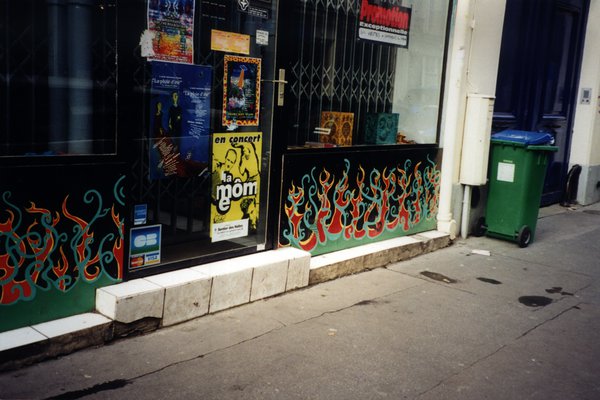 Devanture de magasin de musique.