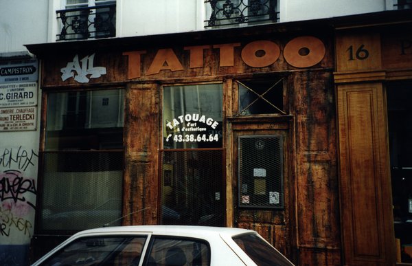 Devanture d’une boutique de tatoueur.