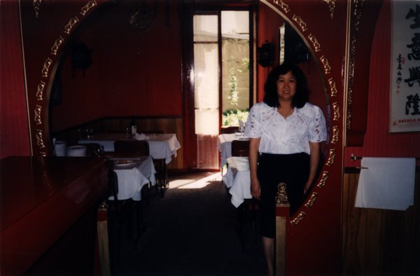 Femme debout dans un restaurant chinois.