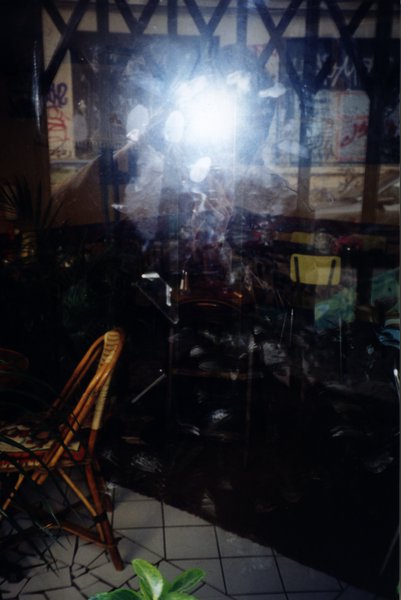 Salle de restaurant avec lumière de flash.