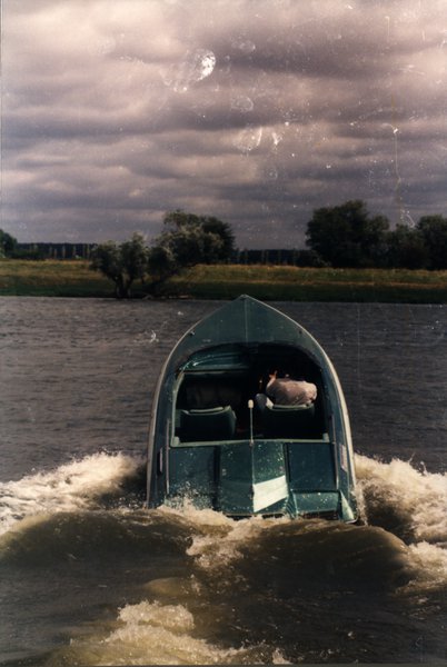 Bateau en train de couler avec un passager.