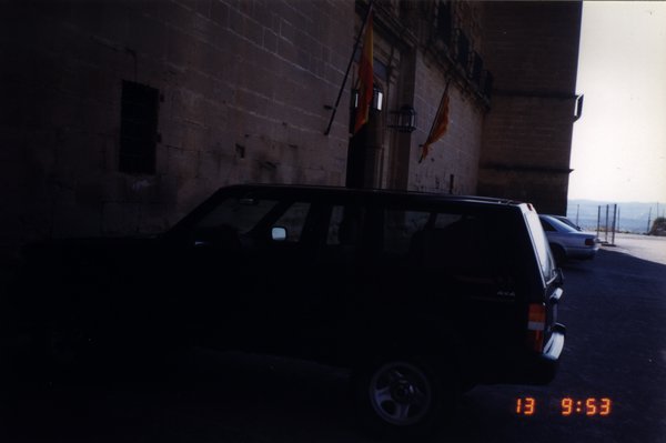 Voiture type land rover garée devant un mur. Date et heure en impression.