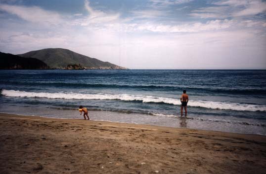 Bord de mer avec un homme et un enfant.