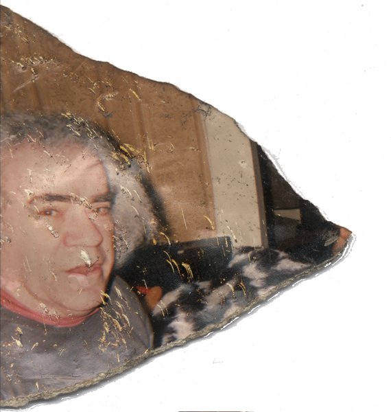 Buste d’homme à cheveux blancs de trois quart. Fragment déchiré, gratté.