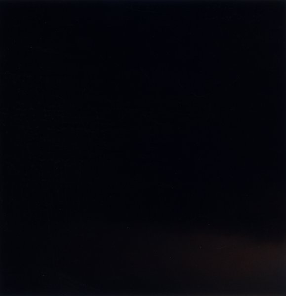 Photo presque entièrement noire, sous-exposée.ᴬᴵ