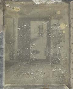 Intérieur d’une maison. Image avec piqûres, taches,  et grattage.