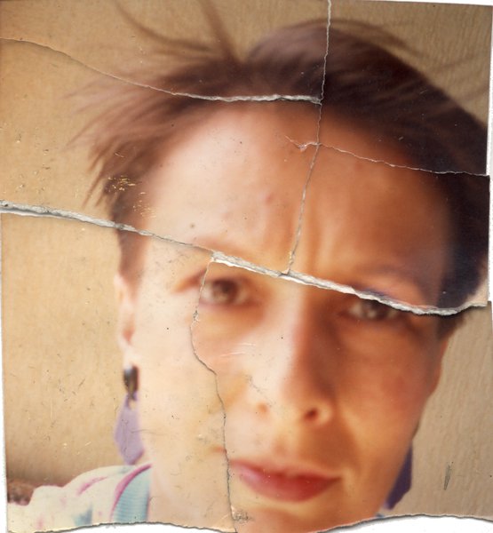 Femme de face sourcils froncés avec cheveux courts et  boucle d’oreilles parme. Image avec déchirure, reconstituée.