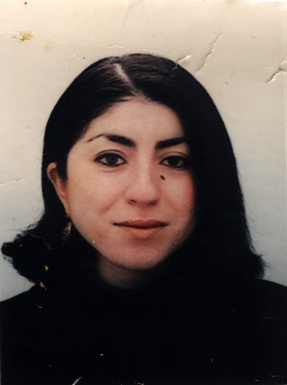 Visage de jeune femme brune avec grain de beauté.