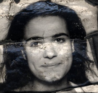 Visage de femme brune. Image avec pliure. Noir et blanc