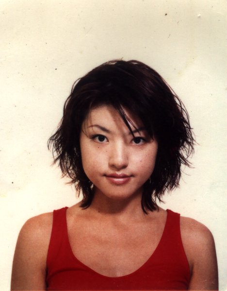 Jeune femme en débardeur rouge.