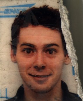Visage de jeune homme. Image abîmée.