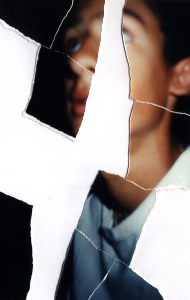 Visage d'un adolescent tourné de côté. Image avec déchirure, reconstituée.ᴬᴵ