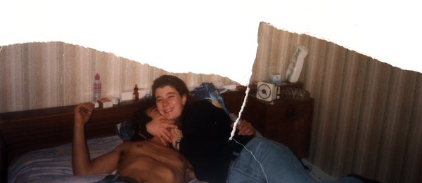 Couple allongé sur un lit dans une chambre. Image avec déchirure, reconstituée.ᴬᴵ