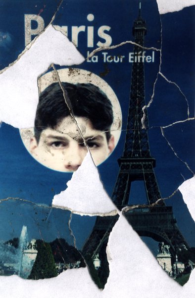 Carte souvenir de Paris avec tour Eiffel et visage d'un garçon en médaillon. Image avec déchirure, reconstituée.ᴬᴵ