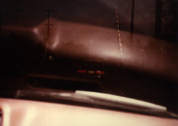 Reflet de siège de voiture dans un pare-brise.