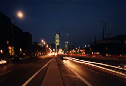 Chaussée en ville éclairée la nuit.