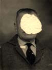 Visage d’homme avec chemise, costume, et cravate. Image avec un trou.