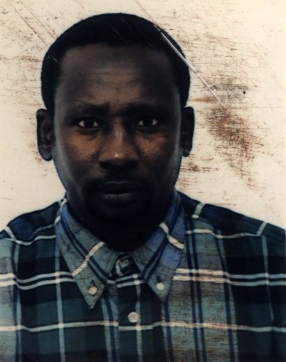 Visage d’homme à moustache avec une chemise à carreaux. Image avec salissures.