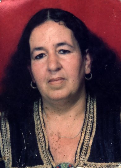 Visage de femme âgée à longs cheveux bruns.