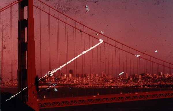 Le pont Golden Gate de San Francisco, grattes-ciels en arrière-plan. Image avec rayure.