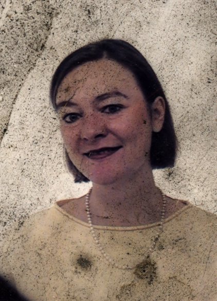 Portrait d'une femme brune avec collier de perles. Image très abîmée.ᴬᴵ