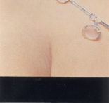 Collier sur décolleté. Image avec amorce.