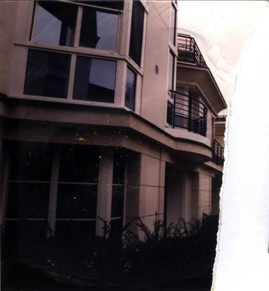 Façade d’immeuble. Fragment d’image déchirée.