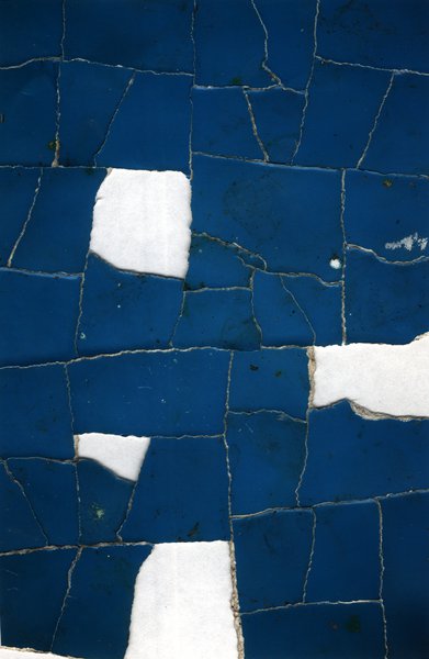 Fragment très abîmé, surface bleue craquelée.ᴬᴵ