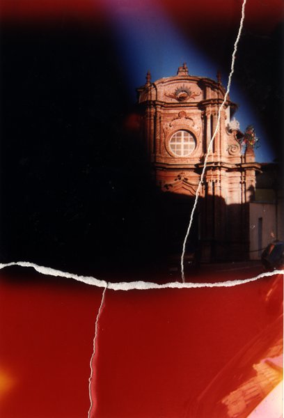 Clocher baroque d'une église. Image avec déchirure, reconstituée.ᴬᴵ