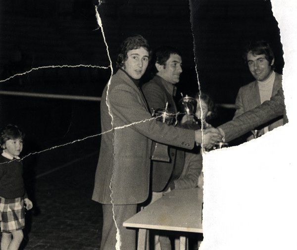 Hommes en costume lors d'une remise de trophée. Image avec déchirure, reconstituée. Noir et blanc.ᴬᴵ
