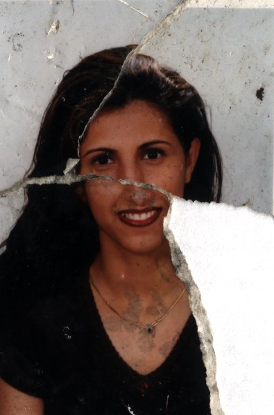Portrait souriant d'une jeune femme aux cheveux bruns. Image avec déchirure, reconstituée.ᴬᴵ