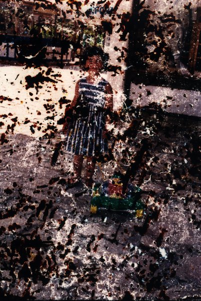 Enfant en robe rayée dans un jardin. Image très abîmée.ᴬᴵ