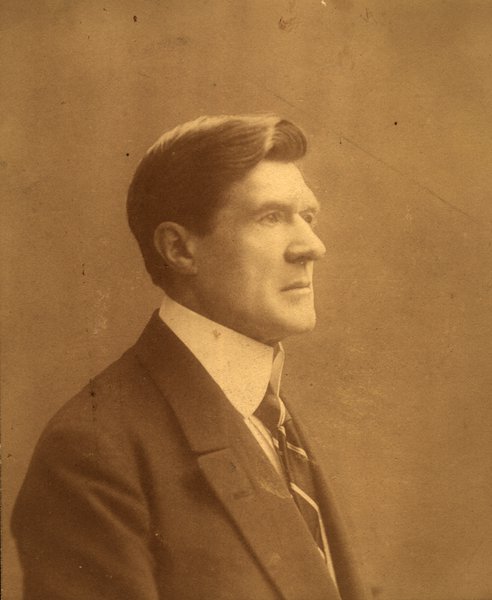 Portrait de profil d'un homme en costume-cravate. Sépia.ᴬᴵ