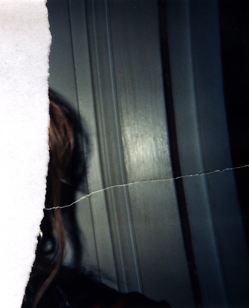 Silhouette d'une personne aux cheveux longs devant un rideau. Fragment déchiré.ᴬᴵ