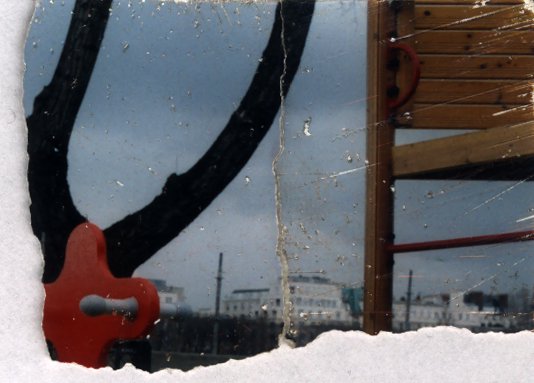 Aire de jeux avec structure en bois et en plastique rouge. Fragment déchiré.ᴬᴵ