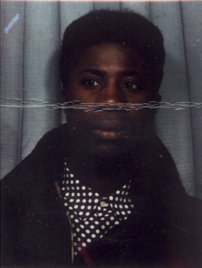 Visage de jeune homme avec chemise. Image avec pliure.