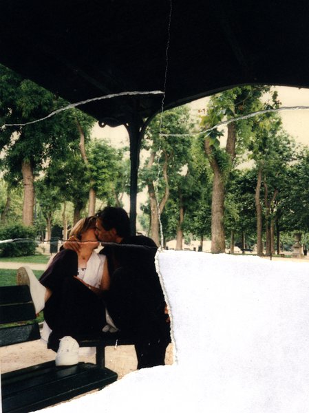 Couple s'embrassant sous un kiosque de parc. Image avec déchirure, reconstituée.ᴬᴵ