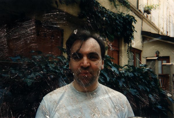 Portrait d'un homme devant un mur couvert de lierre. Photo rayée.ᴬᴵ