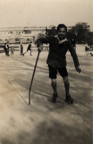 Garçon en patins à roulettes tenant un bâton. Noir et blanc.ᴬᴵ