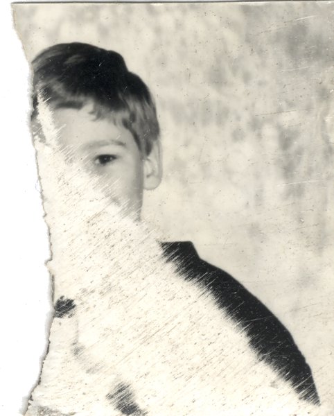 Visage d’enfant. Fragment déchiré.
