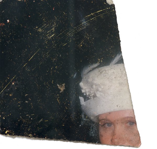 Jeune femme aux yeux bleus avec un chapeau blanc. Image déchirée.