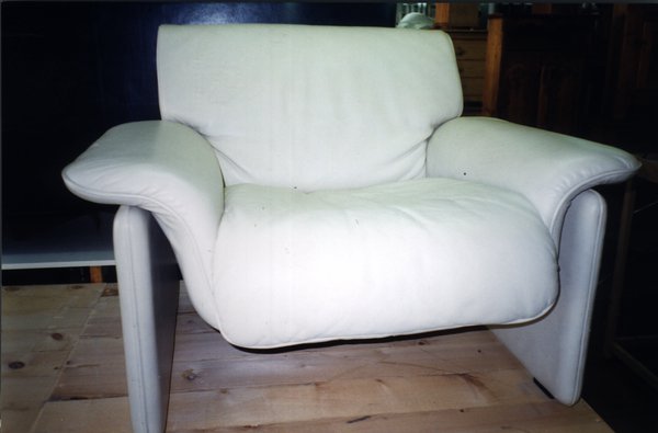 Fauteuil en cuir blanc.